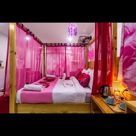 Вилла Pink Hawk Hospitality Хайдарабад Экстерьер фото