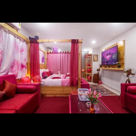 Вилла Pink Hawk Hospitality Хайдарабад Экстерьер фото