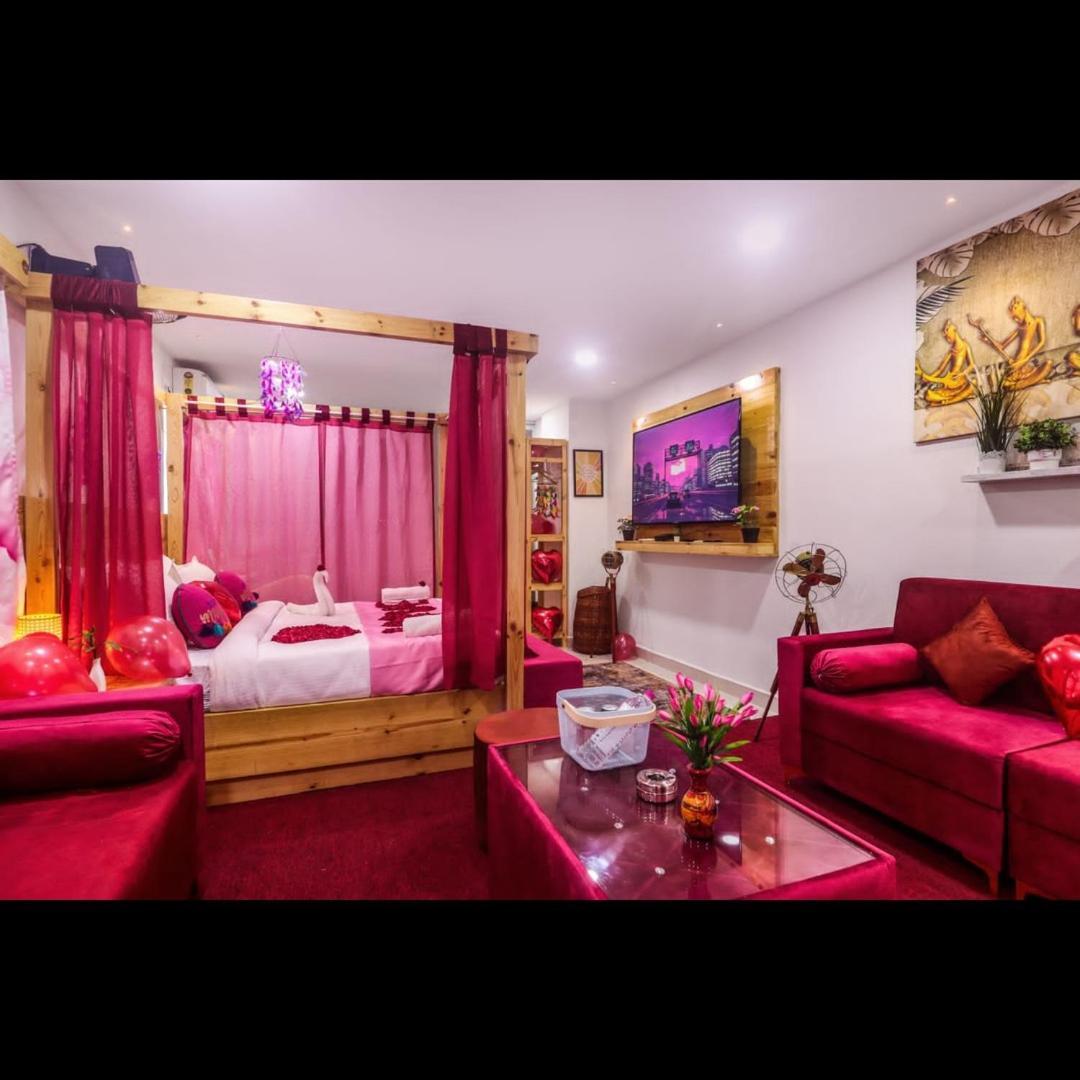 Вилла Pink Hawk Hospitality Хайдарабад Экстерьер фото