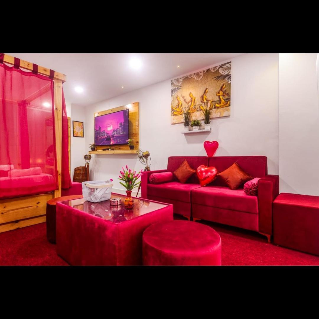 Вилла Pink Hawk Hospitality Хайдарабад Экстерьер фото