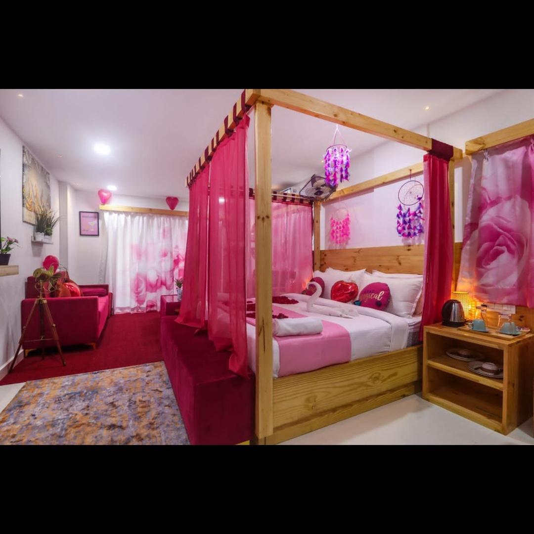 Вилла Pink Hawk Hospitality Хайдарабад Экстерьер фото